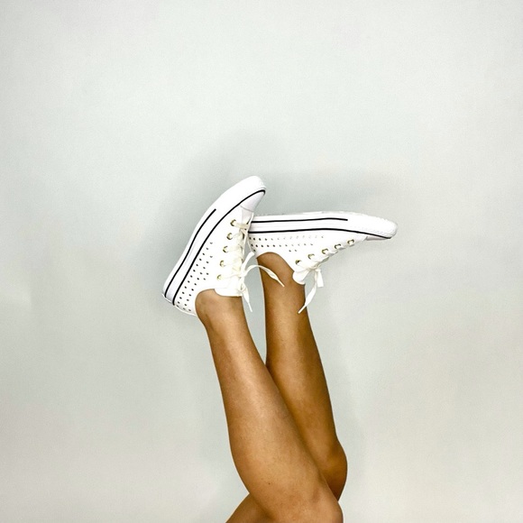 White converse - Picture 1 of 4